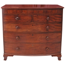 English Bowed-Front Chest of Drawers in Mahogany, circa 1840