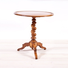 Round Tripod Table in Walnut with Corkscrew Pedestal, c. 1835